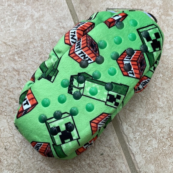 Minecraft Creeper TNT Snuggle Toes Slipper Socks - Picture 4 of 13